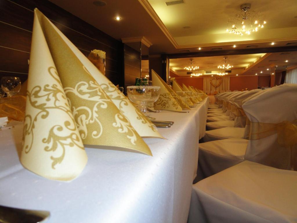 Hotel Druzba Михаловце Екстериор снимка