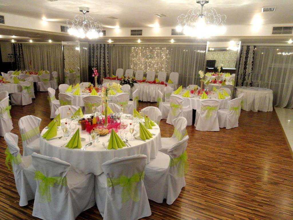 Hotel Druzba Михаловце Екстериор снимка