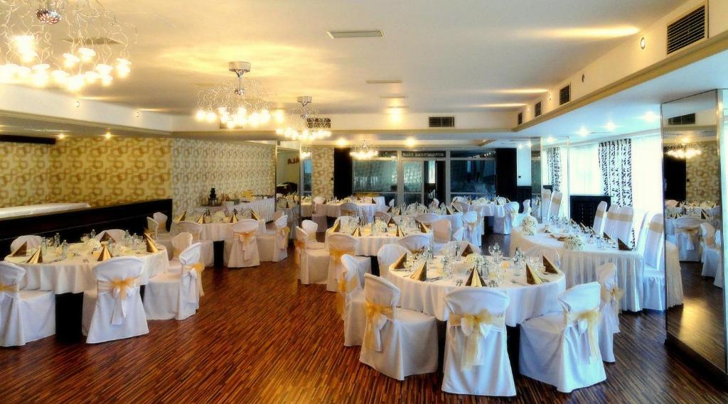 Hotel Druzba Михаловце Екстериор снимка