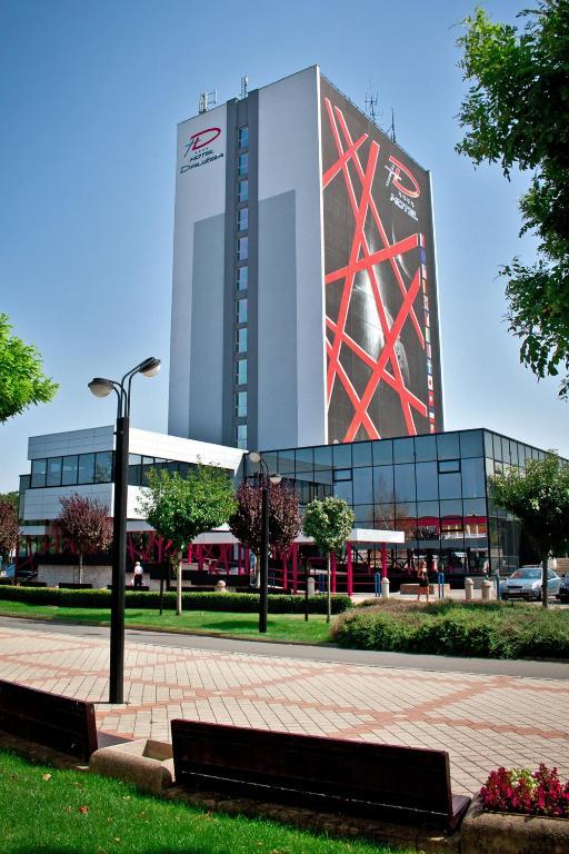 Hotel Druzba Михаловце Екстериор снимка