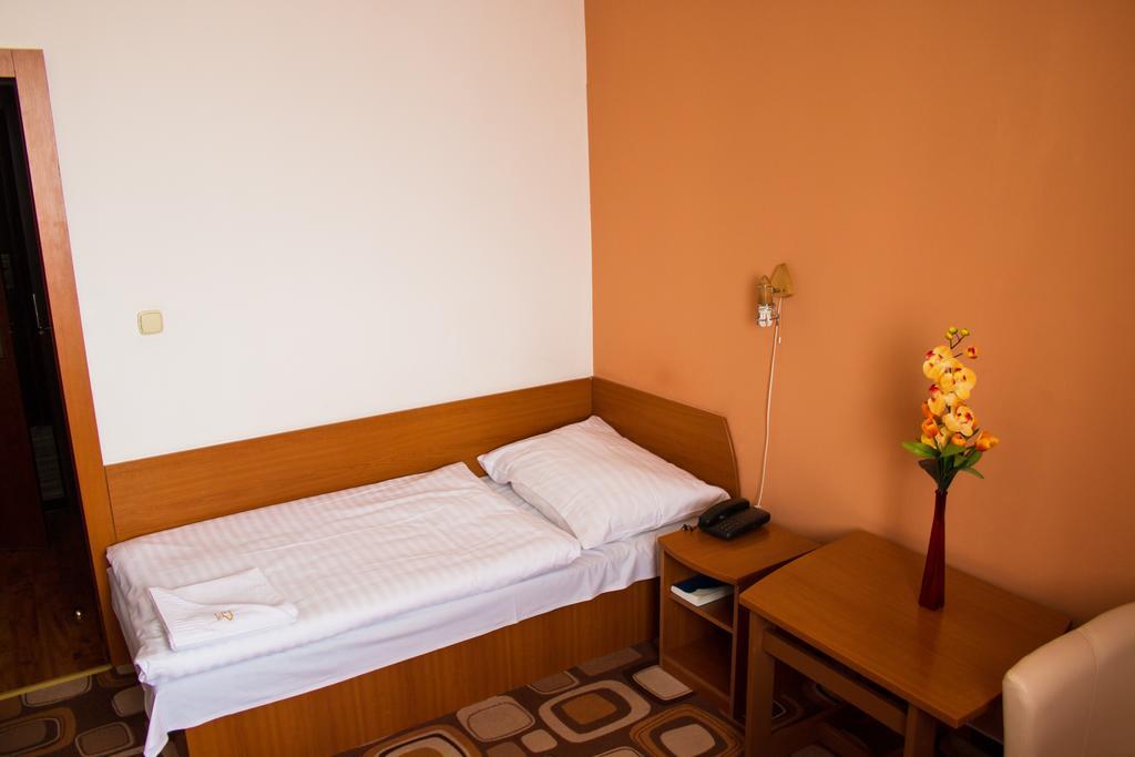 Hotel Druzba Михаловце Екстериор снимка