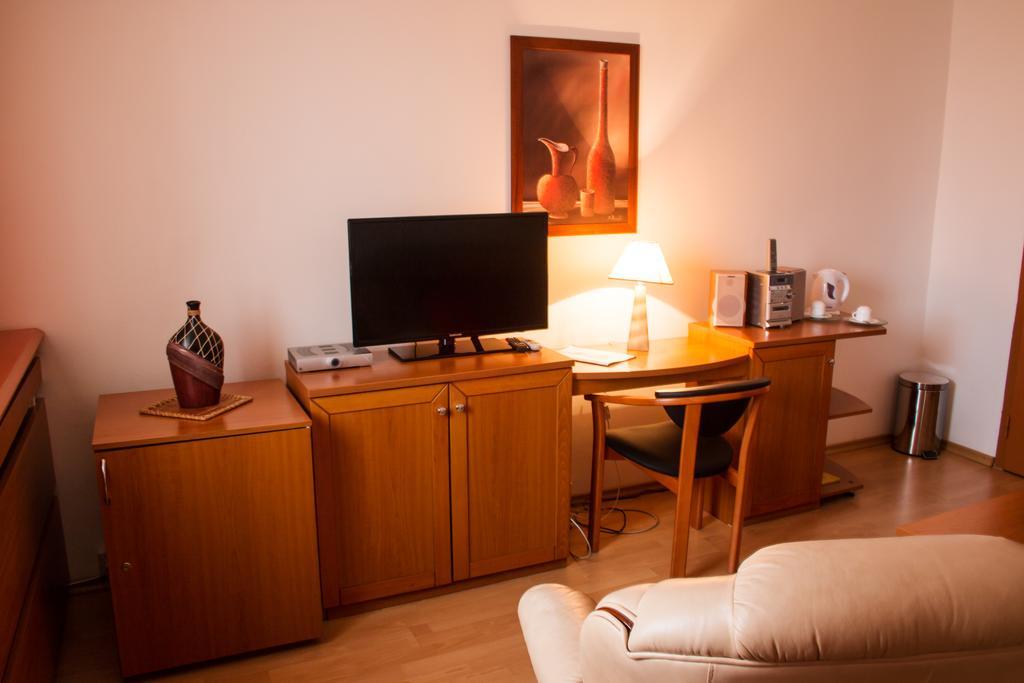Hotel Druzba Михаловце Екстериор снимка