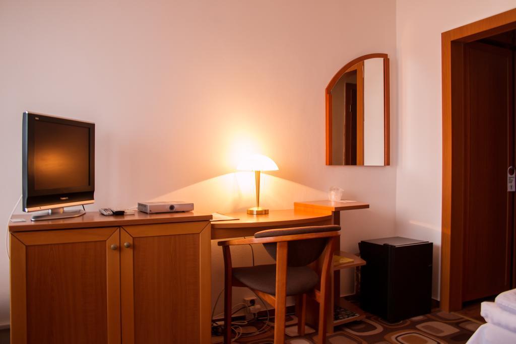 Hotel Druzba Михаловце Екстериор снимка